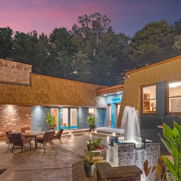 STUNNING CONTEMPORARY-STYLE RESIDENCE