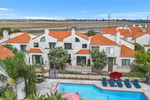 Elegant Townhome in Coveted Las Fuentes
