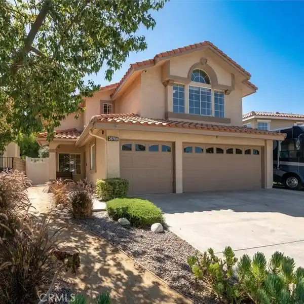 TURNKEY SUNRISE RIDGE HOME WITH DREAM BACKYARD