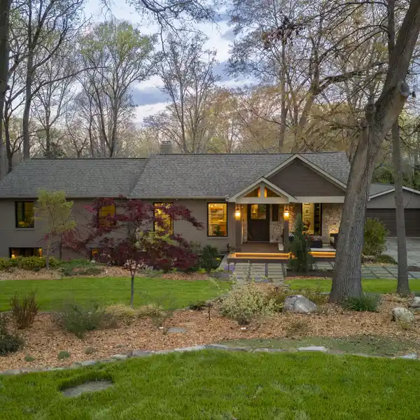 UNIQUE EXECUTIVE HOME