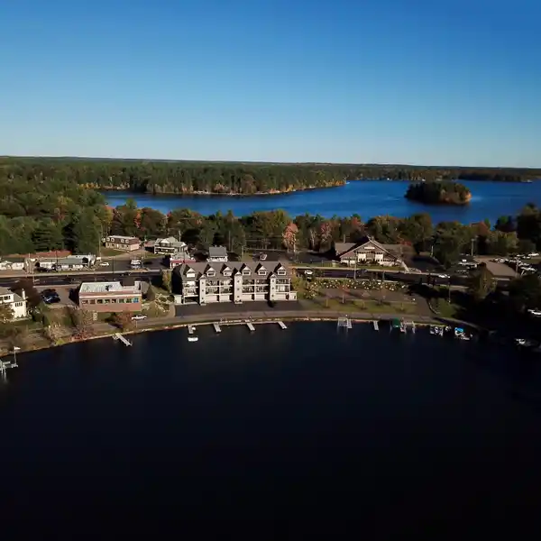 DISTINGUISHED LAKEFRONT CONDO