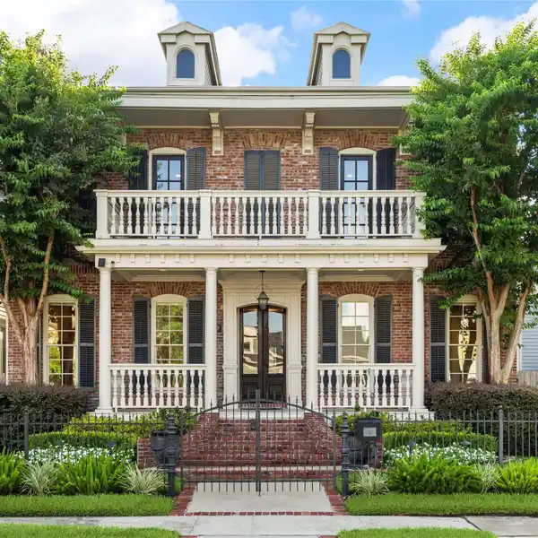BRICK TRADITIONAL IN PRIME HOUSTON HEIGHTS LOCATION