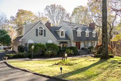 Sprawling Colonial on a Peaceful Cul-De-Sac