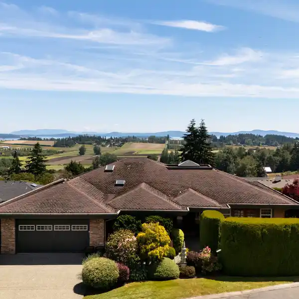 SPACIOUS HOME WITH SWEEPING PANORAMIC VIEWS