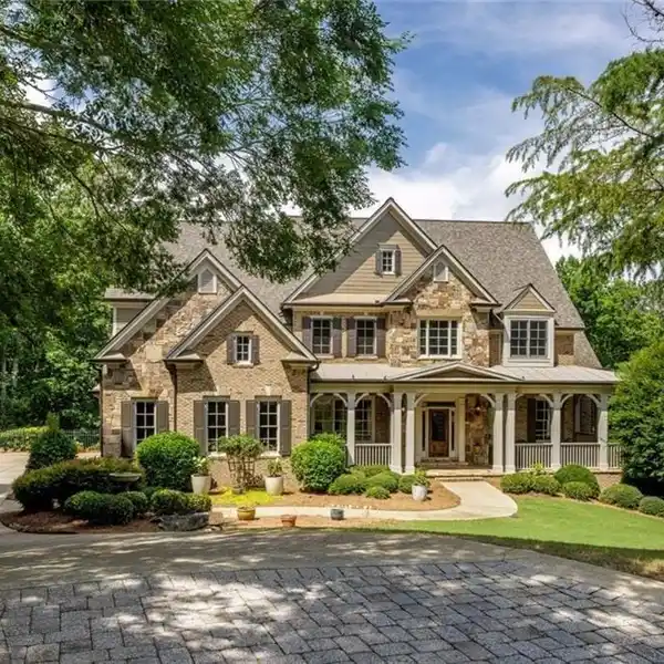 EXQUISITE RESIDENCE IN LITCHFIELD HUNDRED