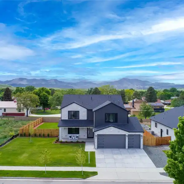 MODERN MOUNTAIN RETREAT WITH STUNNING OUTDOOR LIVING