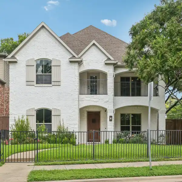 SPACIOUS HOME WITH FOUR OUTDOOR LIVING AREAS