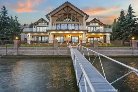 Luxurious Modern Lakefront Home
