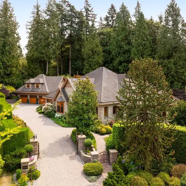 REMARKABLE GATED MANSION IN A PRESTIGIOUS LOCATION