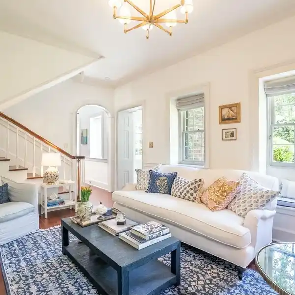 RARE CARRIAGE HOUSE ON A BEAUTIFUL AND PEACEFUL STREET