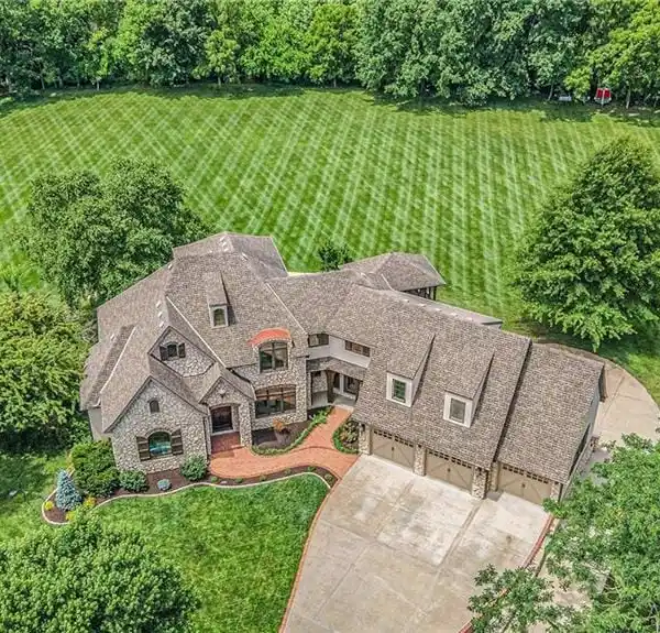 IMPRESSIVE RESIDENCE IN DESIRABLE STRAWBERRY HILL