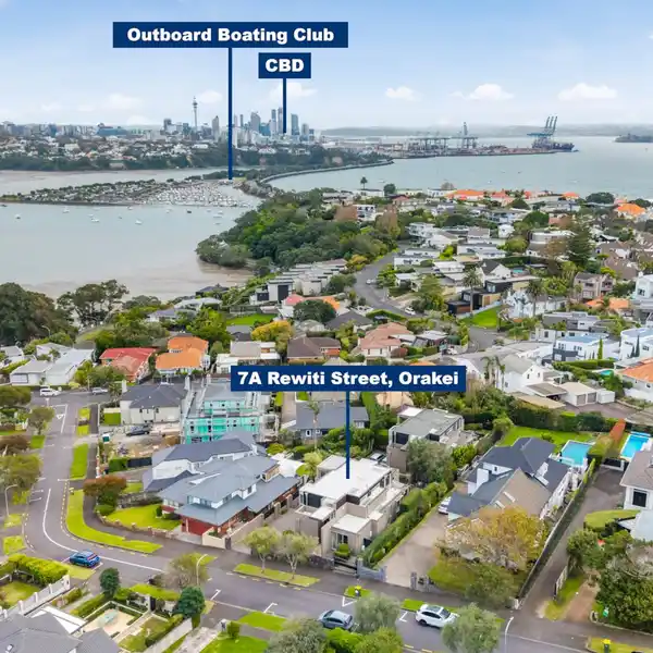 STYLISH HOME STEPS FROM OKAHU BAY RESERVE