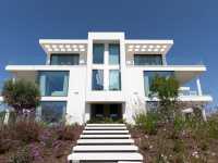 LARGE TWO BEDROOM APARTMENT WITH STUNNING VIEWS