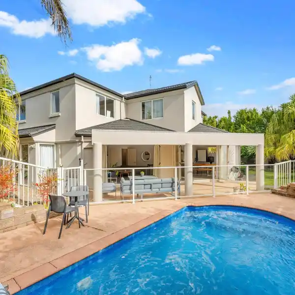 SOLID AND STYLISH HOME IN THE OAKS
