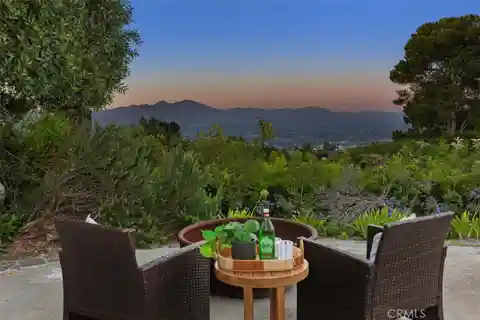 Single-Level Luxury with Epic Mountain Views