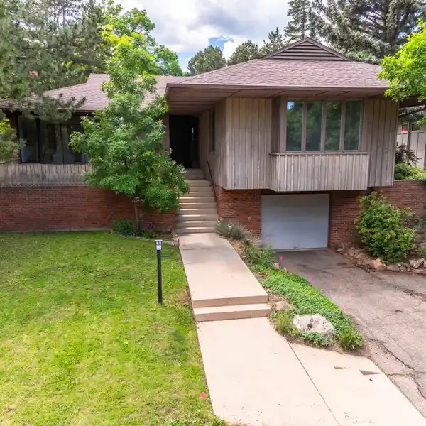 CLASSIC MID-CENTURY DESIGN IN A COVETED LOCATION