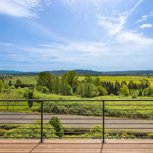 BEAUTIFULLY REMODELED DAYLIGHT RAMBLER