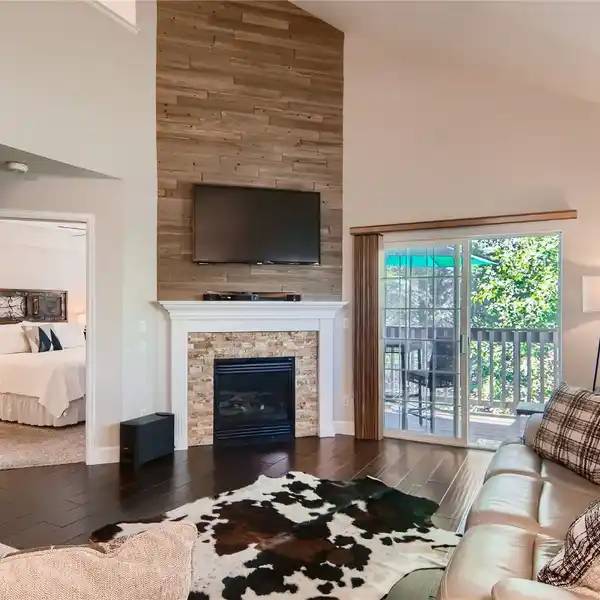BEAUTIFULLY FURNACED MOUNTAIN CONDO
