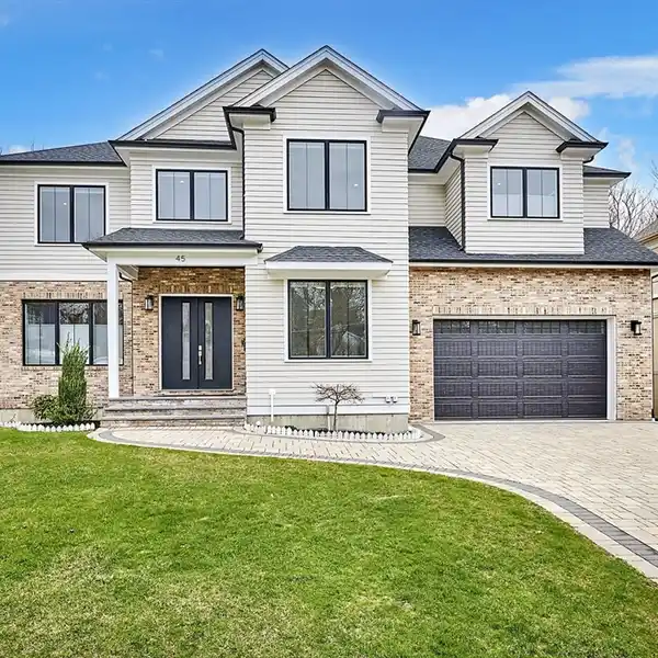 METICULOUSLY DESIGNED LUXURY HOME
