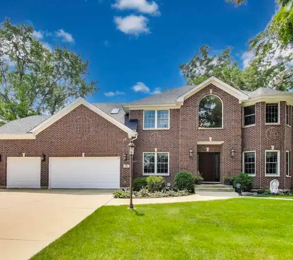 PRIVATE ESTATE WITH GOURMET KITCHEN AND BACKYARD OASIS