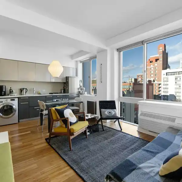 BRIGHT AND SPACIOUS PENTHOUSE