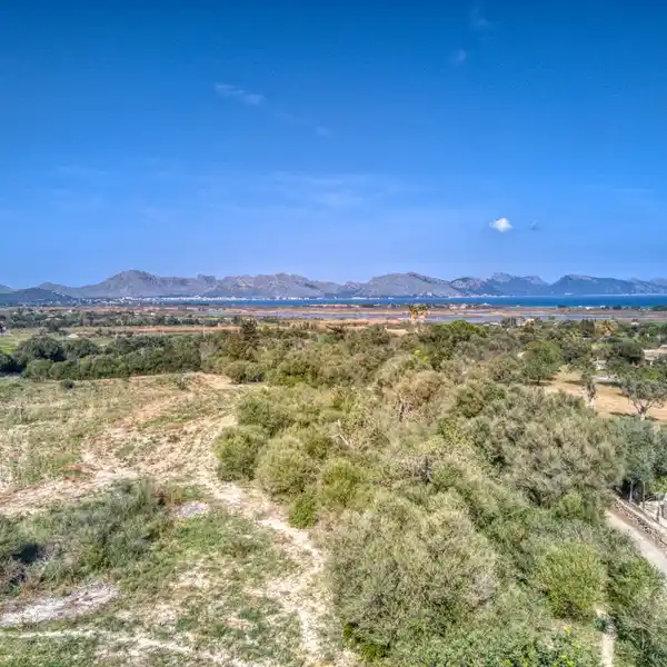 FANTASTIC PLOT NEAR ALCUDIA WITH AN OLD FARMHOUSE