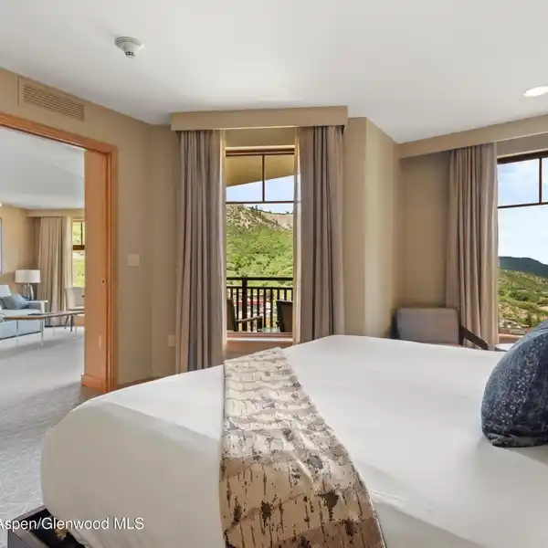SPACIOUS ONE BEDROOM CONDO AT ASSAY HILL LODGE