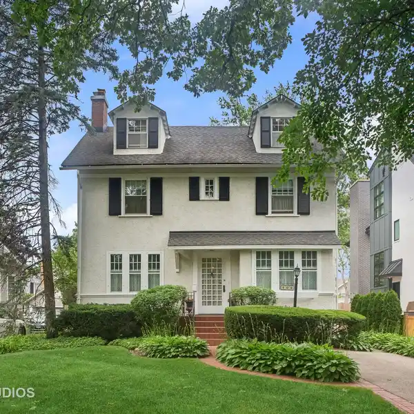 IMPECCABLE AND INVITING HOME
