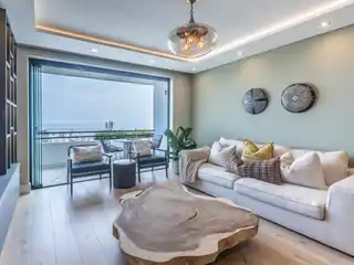 Luxury Apartment with Panoramic Oceanfront Views