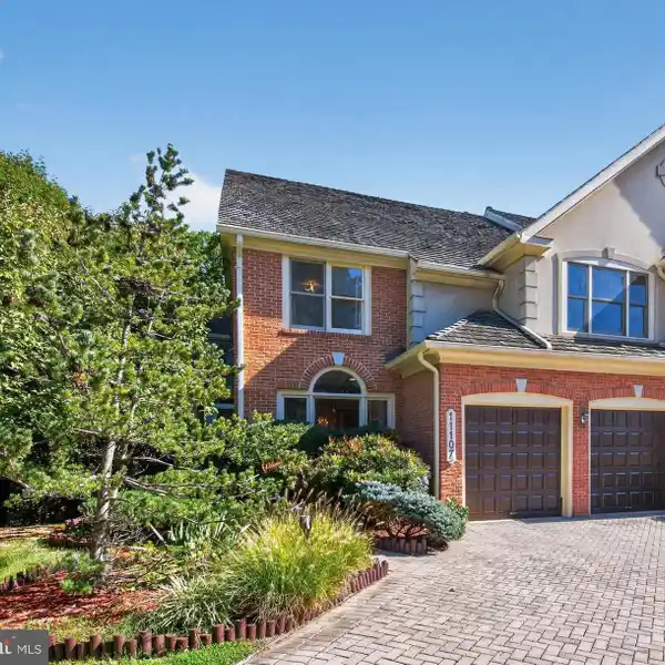 BEAUTIFULLY APPOINTED LUXURY DUPLEX