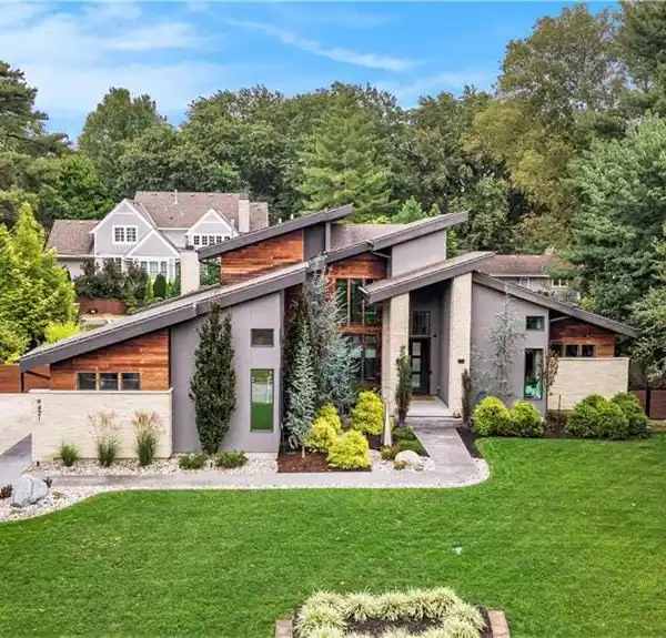 AWARD-WINNING CONTEMPORARY MASTERPIECE