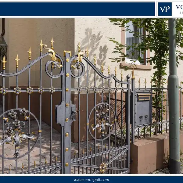 TOWNHOUSE WITH BEAUTIFUL GARDEN IN POPULAR LOCATION
