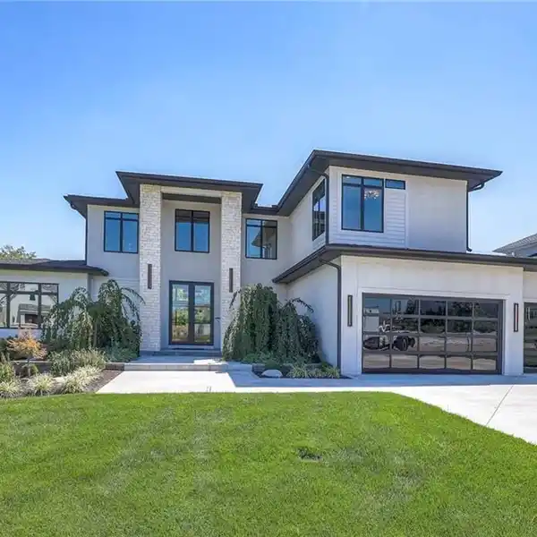 SOPHISTICATED DESIGN WITH EVERYDAY COMFORT