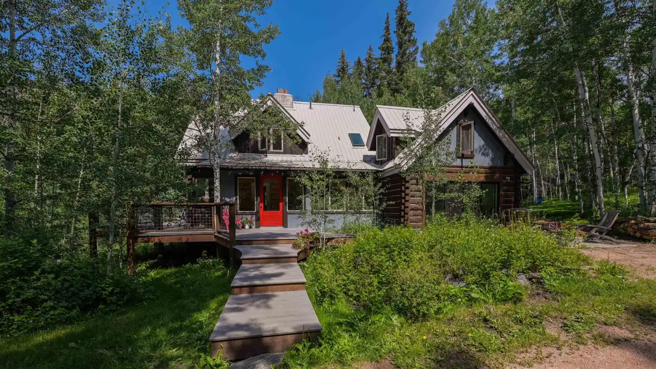 Extraordinary Custom-built Log and Timber Frame Home on Four Serene Acres