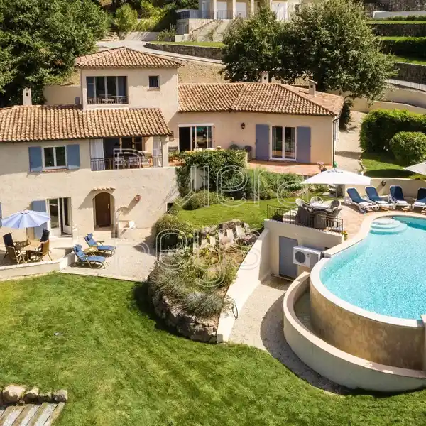 MAGNIFICENT VILLA WITH DELIGHTFUL GARDEN