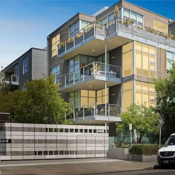 MODERN MARINA LOFT WITH PRIVATE PATIO OASIS