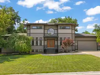Stunningly Reimagined Residence with Cutting-Edge Design