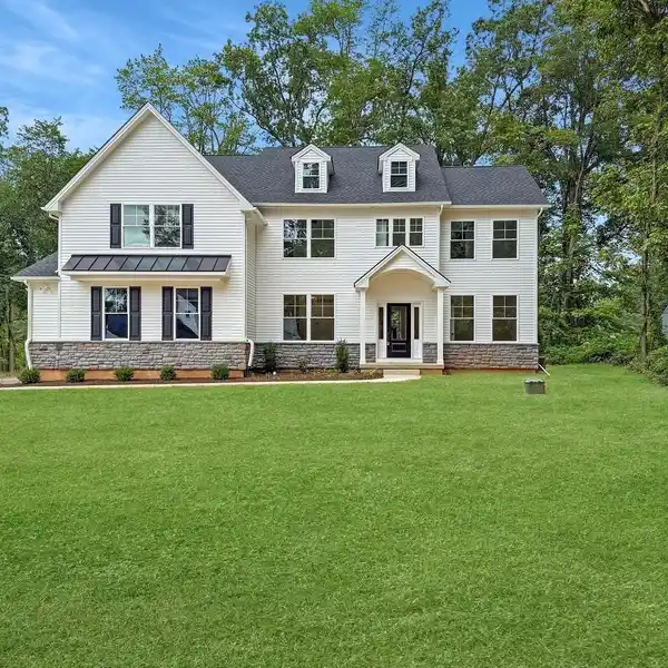 NEW CONSTRUCTION IN AN EXCLUSIVE COMMUNITY