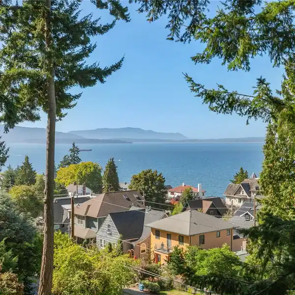 SOUTH HILL RETREAT WITH ENDLESS VIEWS