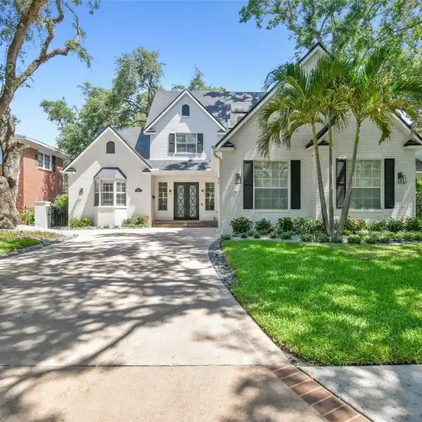 BEAUTIFULLY RENOVATED HOME IN PARKLAND ESTATES