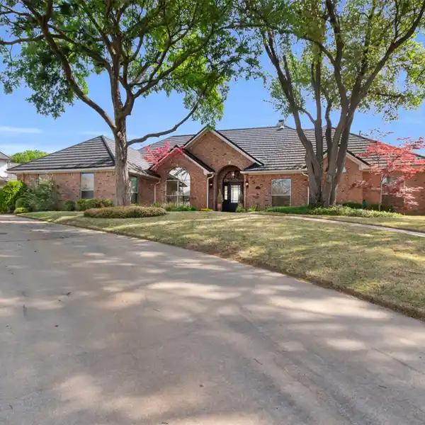 SINGLE-STORY RESIDENCE IN STONEBRIAR VILLAGE