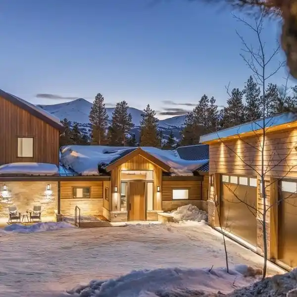 EXTRAORDINARY BRAND NEW MOUNTAIN RETREAT
