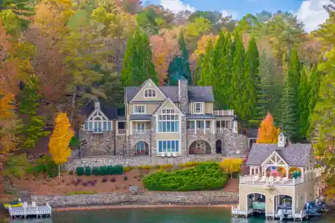 Lakefront Designer's Showplace