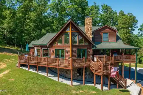 Luxurious Log Cabin on over 14 Acres