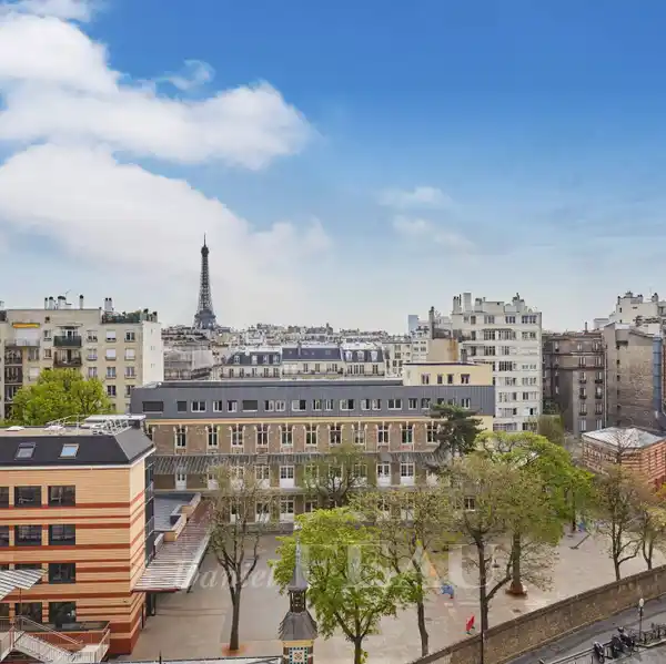 HIGH-FLOOR FURNISHED APARTMENT WITH AN OPEN VIEW
