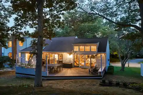 Sun-Splashed Bonnie Crest Residence