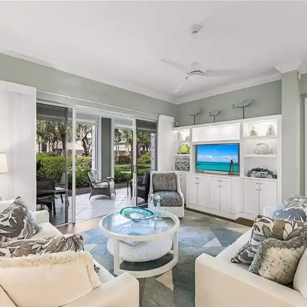 BEAUTIFUL FIRST FLOOR COACH HOME