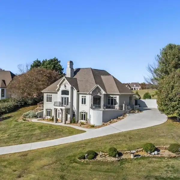 INCREDIBLE LUXURY HOME WITH SMOKY MOUNTAINS VIEW