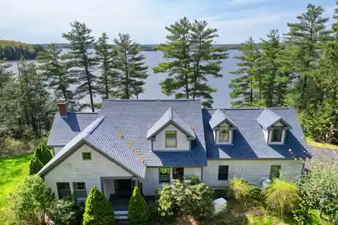 Spacious Custom Home on Merrymeeting Bay