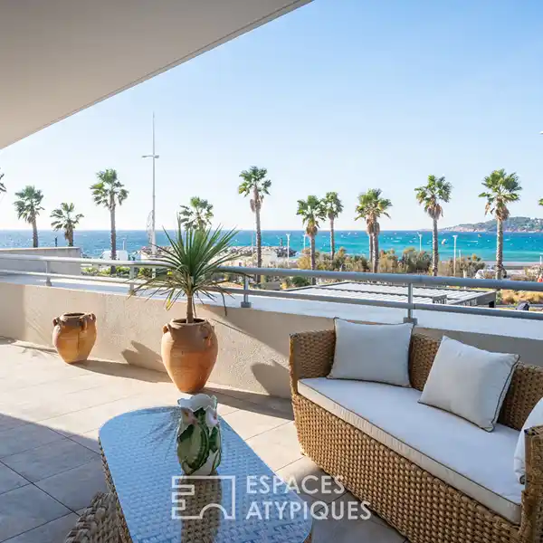CONTEMPORARY APARTMENT FACING THE SEA